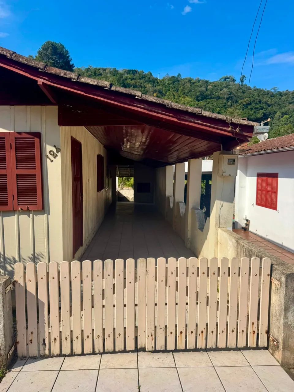 Vendo casa com escritura pública no centro de Anitapolis  - Foto 2