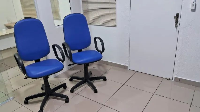 Cadeira Presidente Reclinável azul - semi nova  - Foto 5