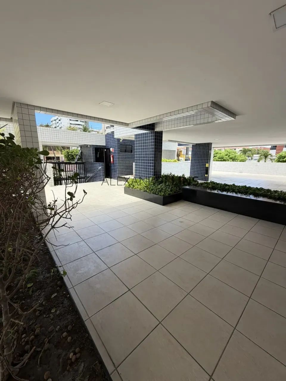 Apartamento com 3 quartos, nascente, 2 vagas e semi mobiliado na Ponta Verde - Foto 2