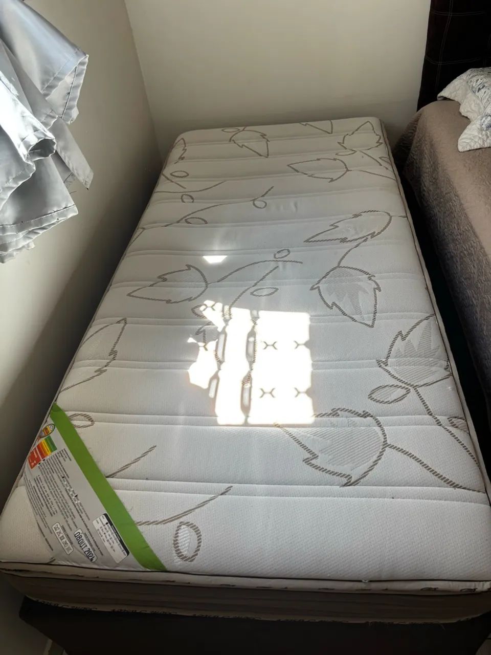 Cama solteiro, colchão e box em ótimo estado 