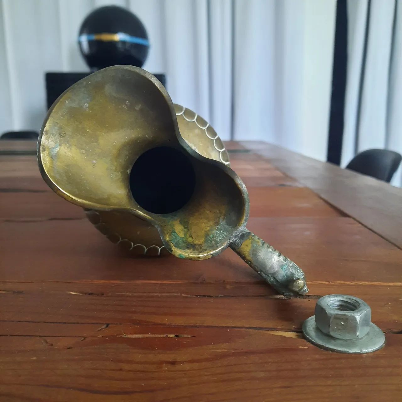 Jarra em metal antiga , canelada e alça trabalhada - Foto 5