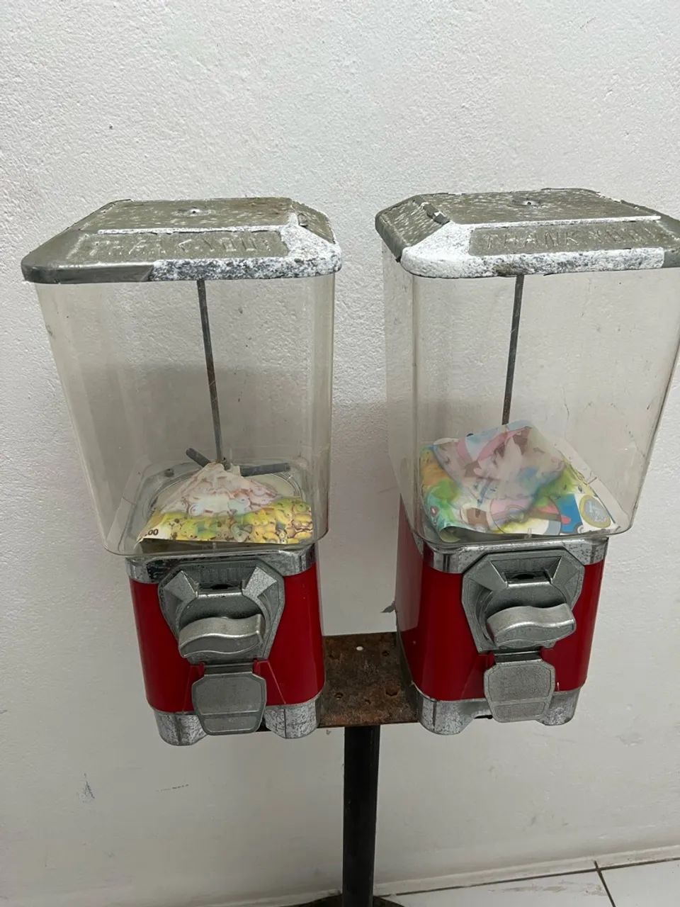 Dupla de Máquinas Vending Machine Bolinha / Guloseimas com Base (Para Reformar) - Foto 2