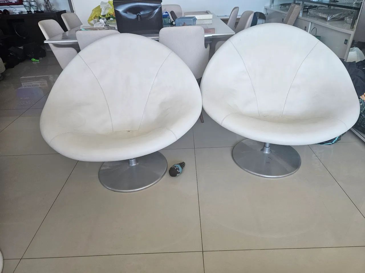 2 Poltronas de couro brancas