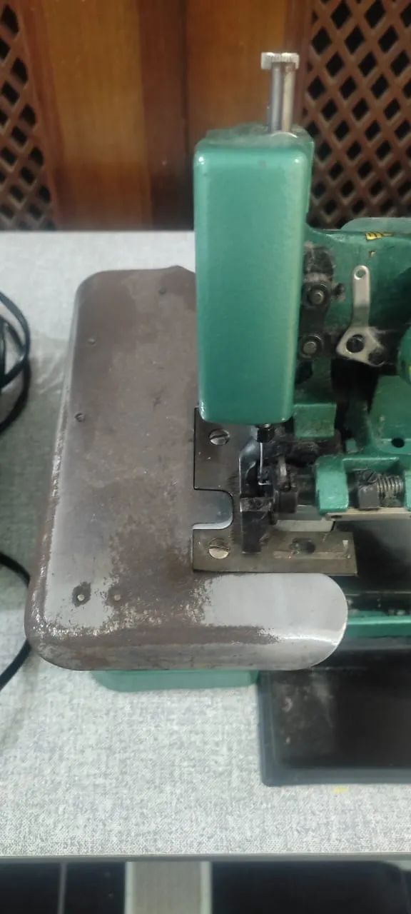 Overlock chinesinha usada com mesa  - Foto 4