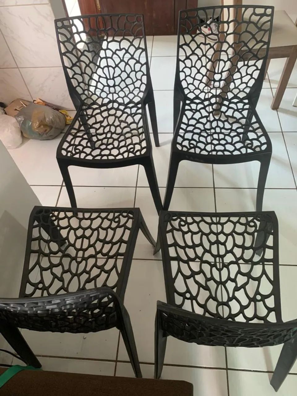Vendo sofa 3 lugares e 4 cadeiras  - Foto 5