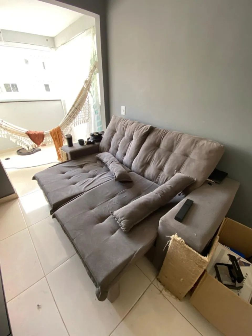 Sofá reclinavel retratil cinza com tomada USB para carregar celular. 