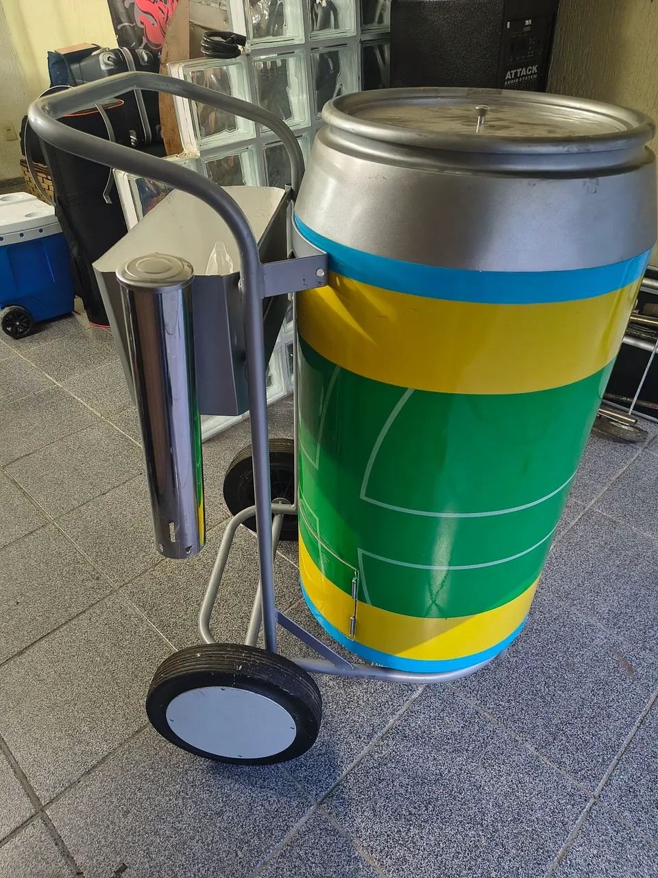 Vendo Cooler, com carrinho metálico e rodízio.