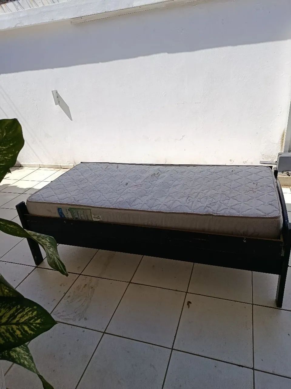 Cama de solteiro em madeira muito boa com colchão 