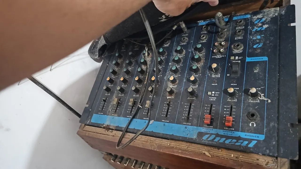 Amplificadores crossover e mesa de som - Foto 3
