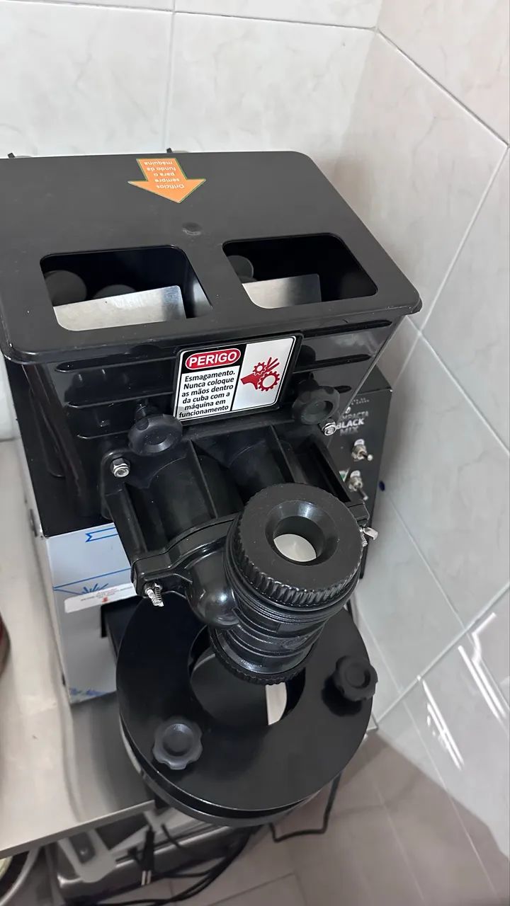 Máquina de salgados com masseira