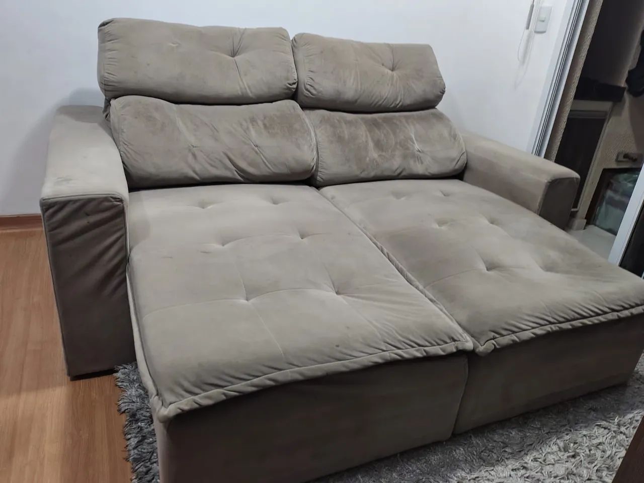 Sofá retrátil reclinável Suede bege  - Foto 4