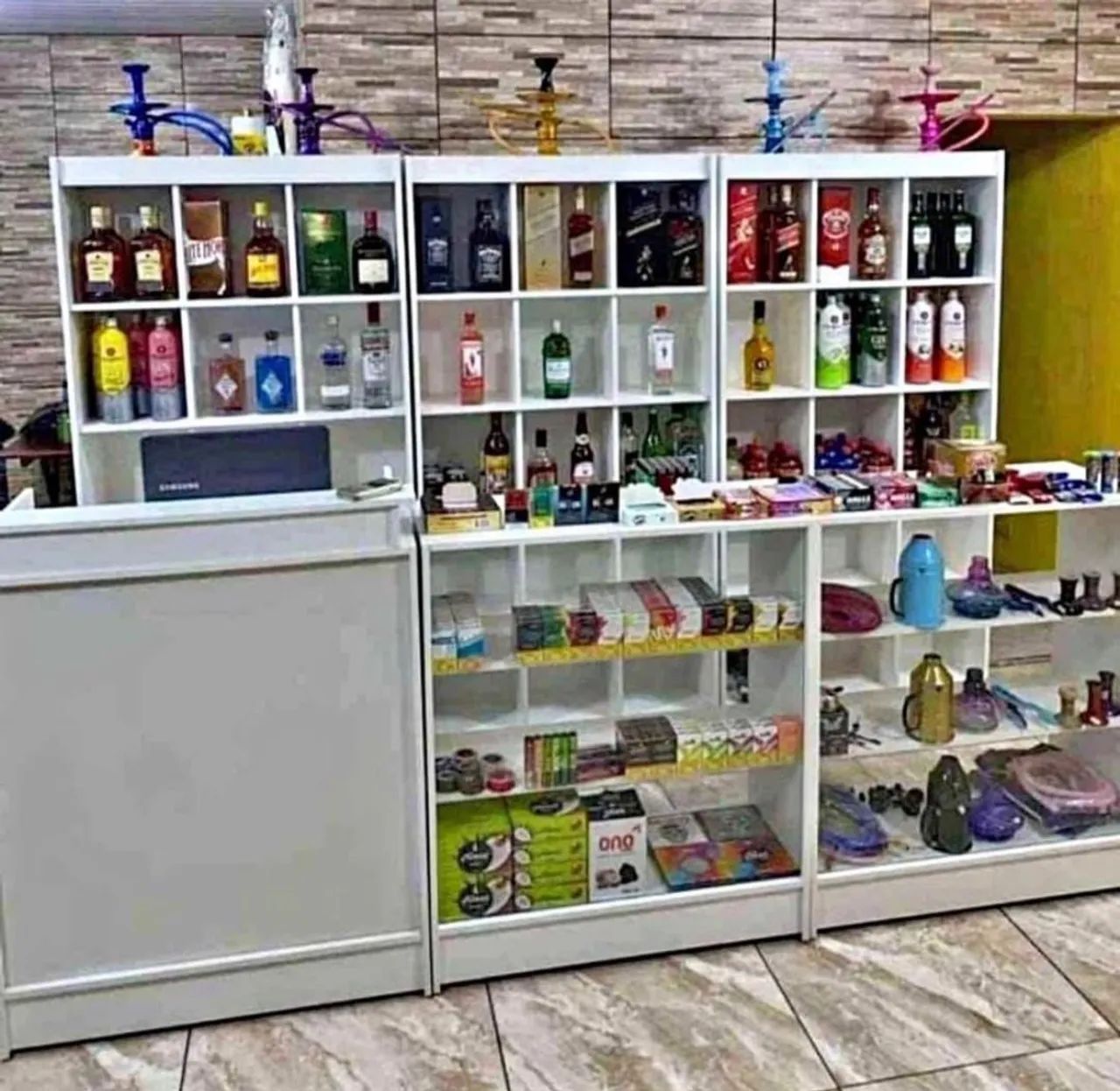 Adega kit prateleiras e balcões branco super promoção da semana 