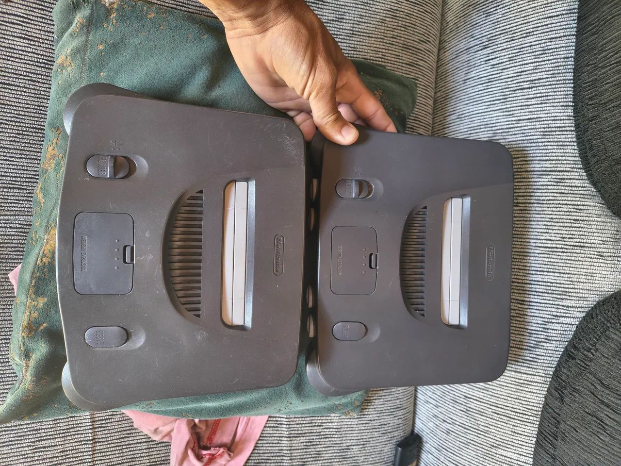 Nintendo 64 dois consoles funcionando normalmente 