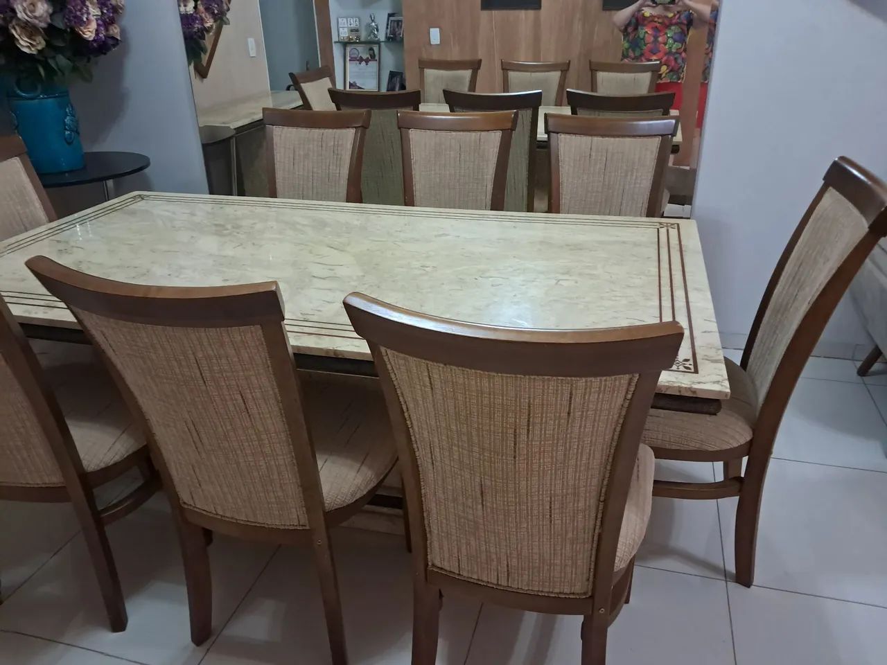 Vendo Jg de Mesa com 08 cadeiras e aparador - Foto 3