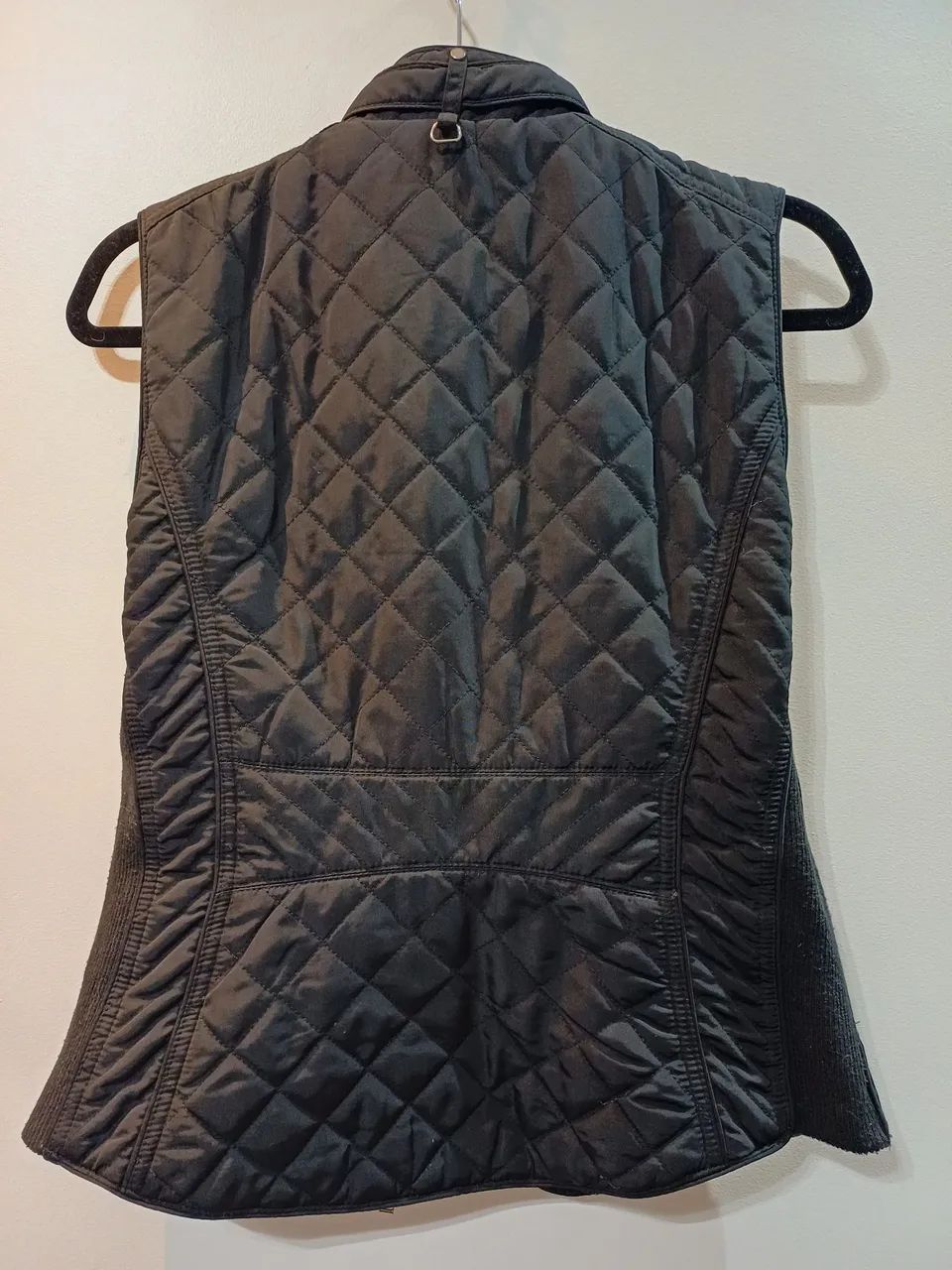 Colete Zara semi-novo acolchoado preto com bolsos. - Foto 3