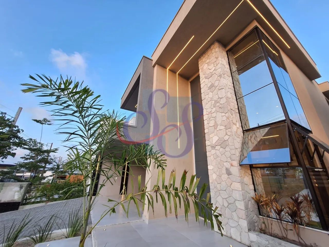 Belíssima casa na Cidade Alpha com 4 suítes - Foto 3