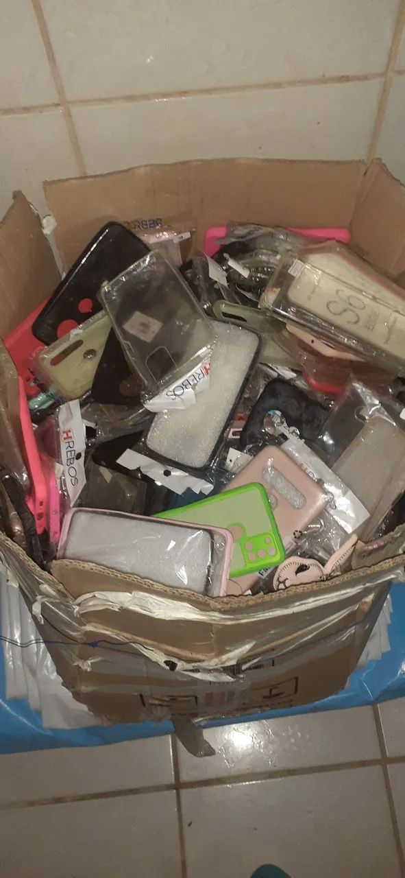 Vendo caixa com vários tipos e modelos diferentes de capas de celulares 