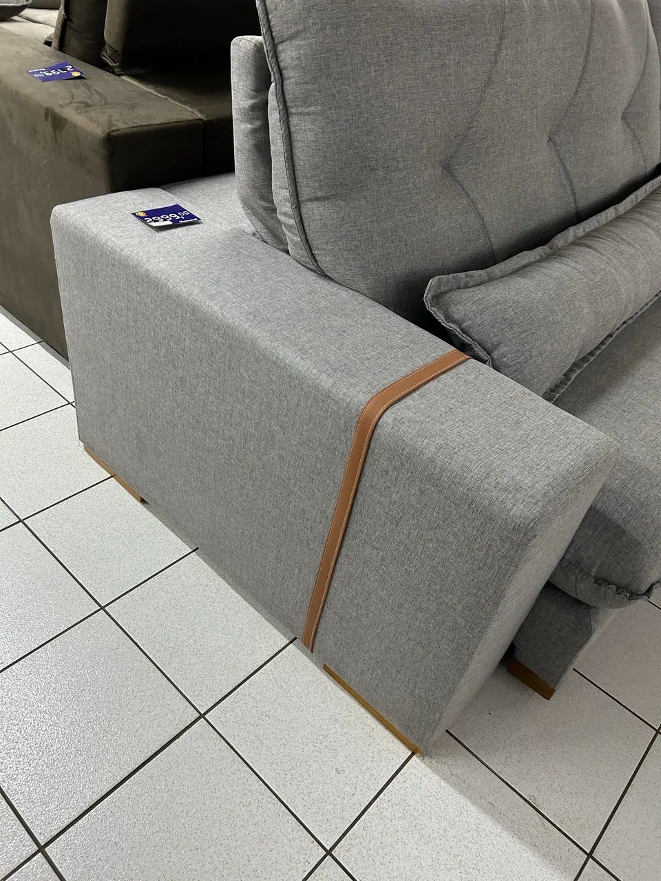 Sofá 2.90 m NOVO em linho - Foto 2