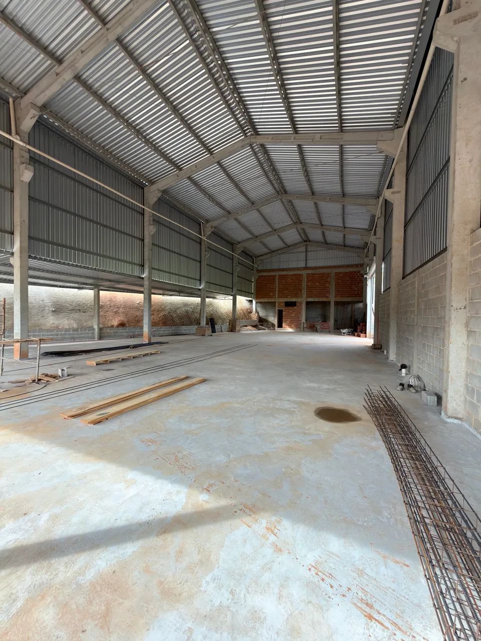 Galpão com escritório e 02 banheiros  - Foto 5