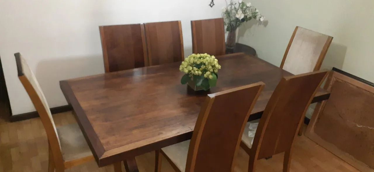 Mesa de madeira com cadeiras