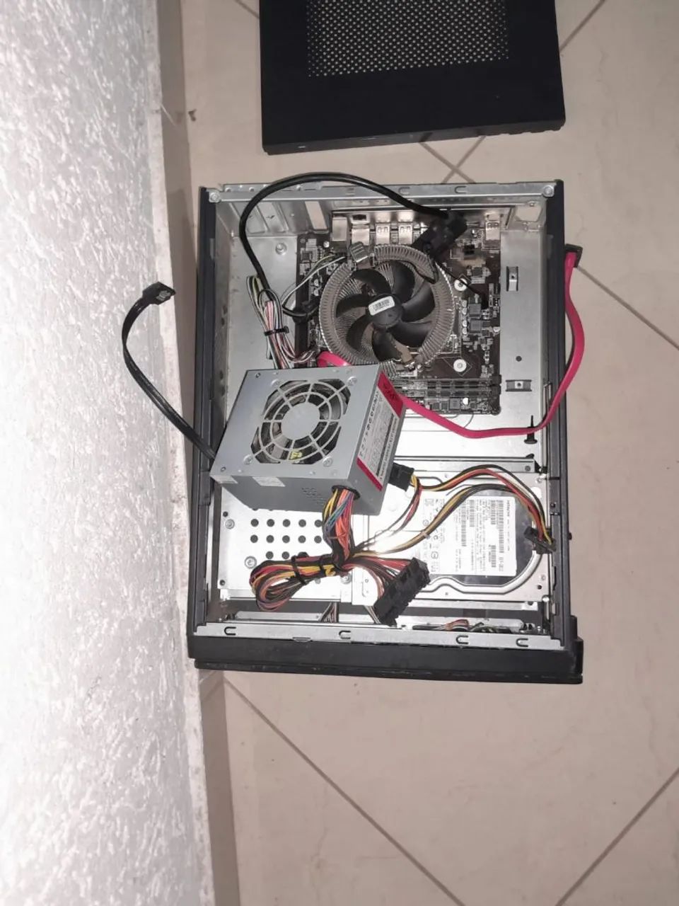 Computador antigo com peças antigas.