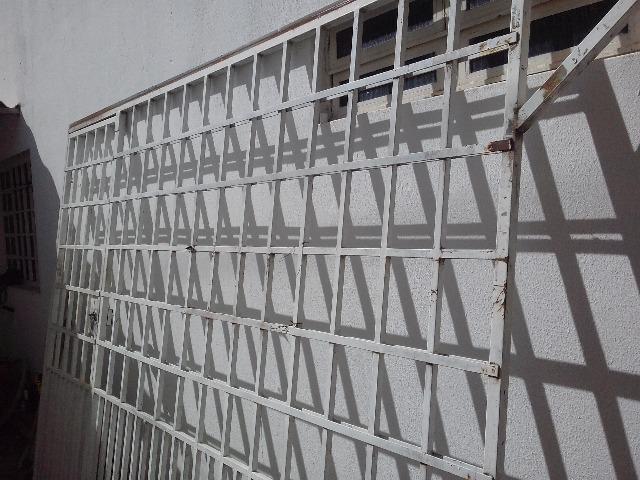 Vende se portao grade 2/10 de altura por 3/10 de largura com rodizio com porta de 80/2 met