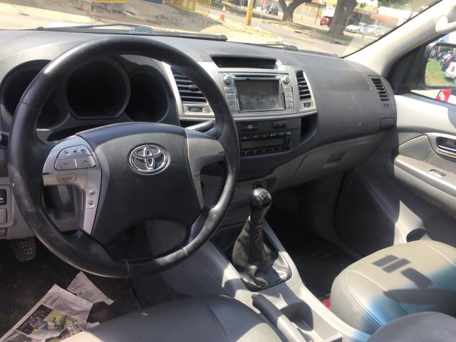 Vendo troco ou financio hilux Manual diesel 4x2 - Foto 2
