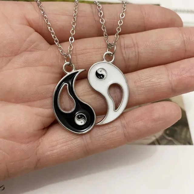 Colar Yin Yang Preto e Branco Namorados Casais Duas Peças 2 Partes Metade Luz e Escuridão