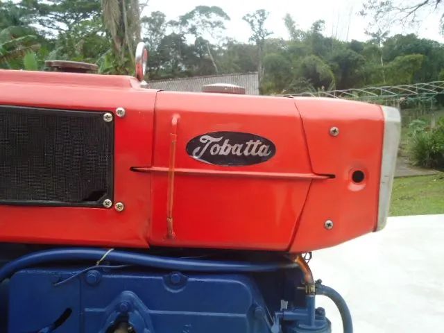 Trator Tobatta e aceito carro no negócio 