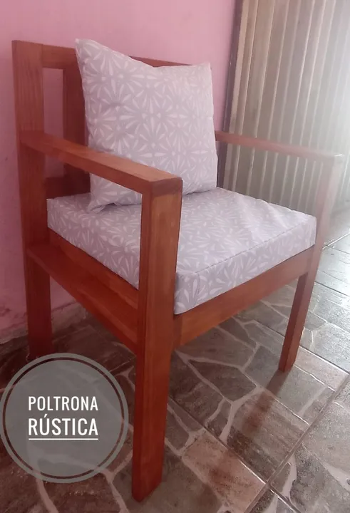 Poltrona rústica em madeira de pinus