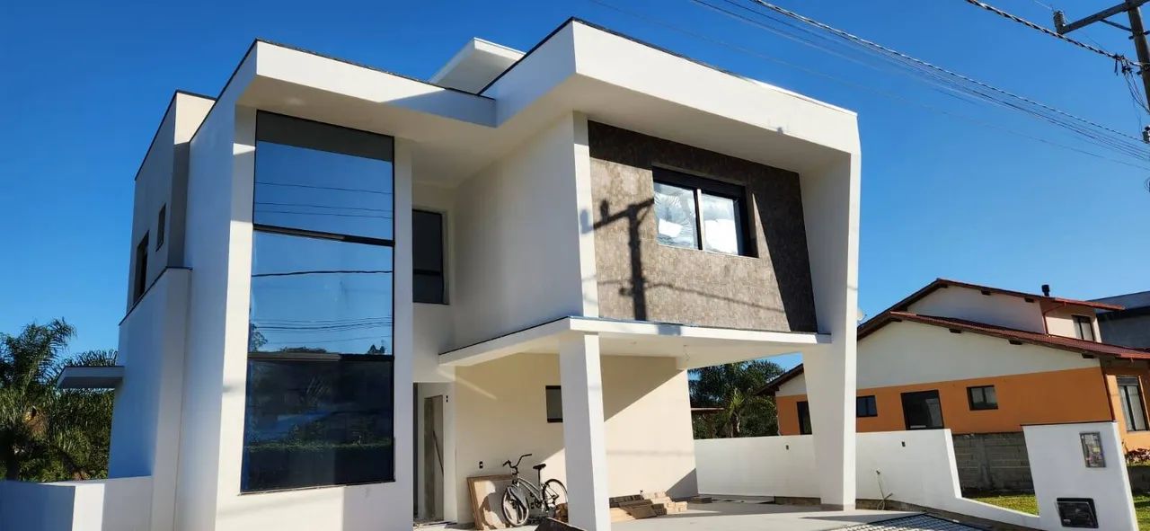 CASA NOVA EM CONDOMÍNIO FECHADO ENTRE CANASVIEIRAS E JURERE
