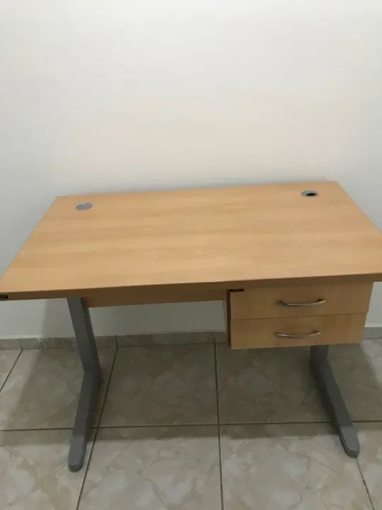 Mesa para escritório com gavetas e chaves semi nova - Foto 2