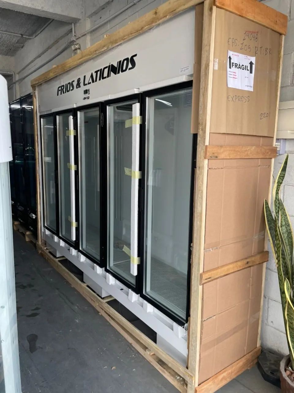 Expositor refrigerado 5 portas frios e laticínios  (Ester)