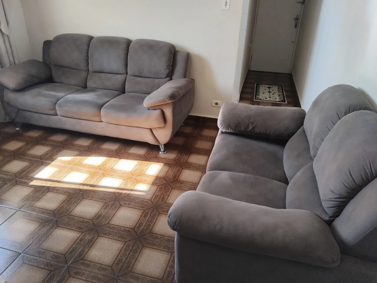 Sofá Cinza Confortável para Sala de Estar