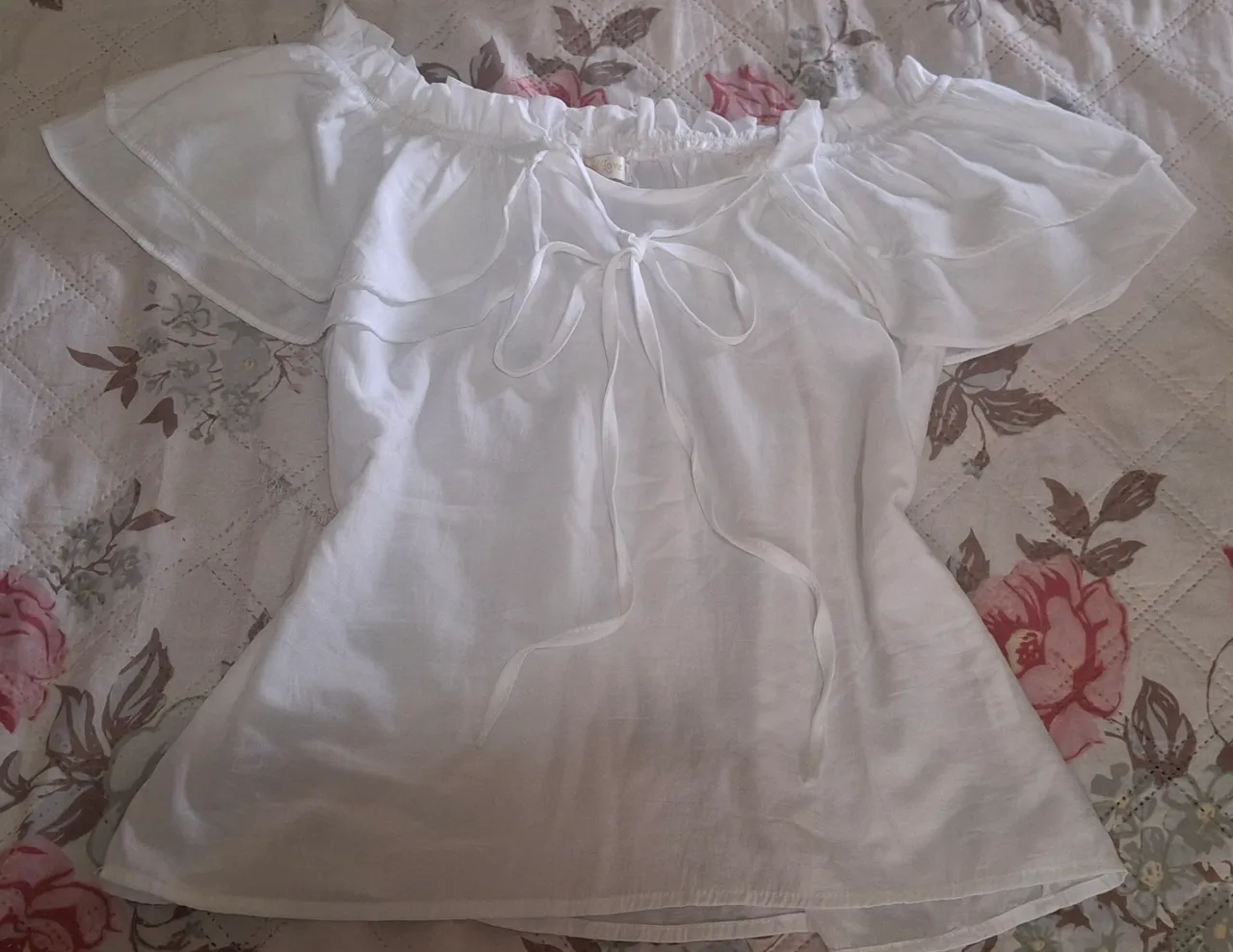 Blusa branca ombro a ombro com laço