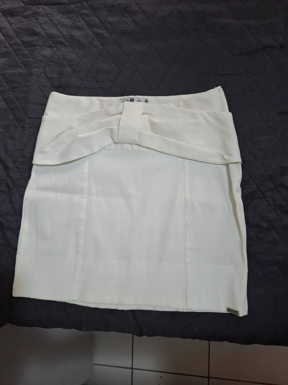Saia branca com detalhe em laço Jolie (Nova, nunca usada)