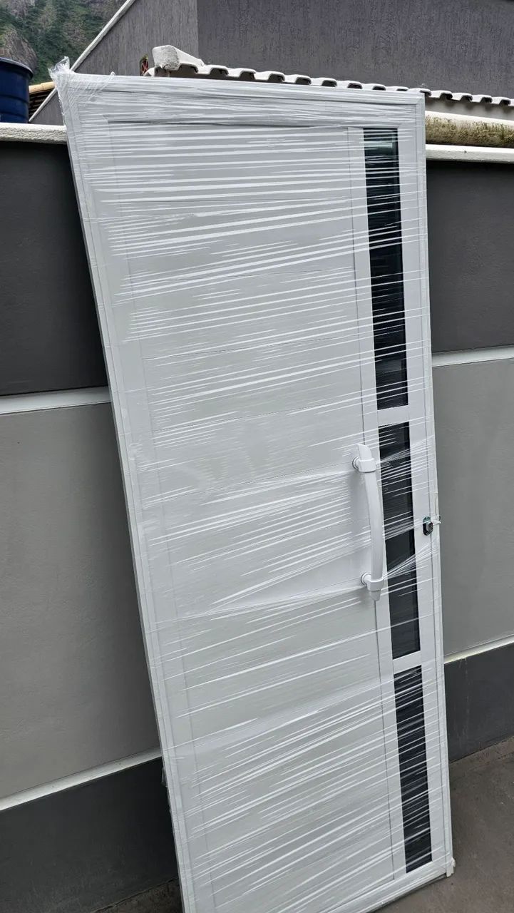 Porta de Alumínio Branca 210 X 80 Cm com Vidros Fumê lacrada puxador  - Foto 5