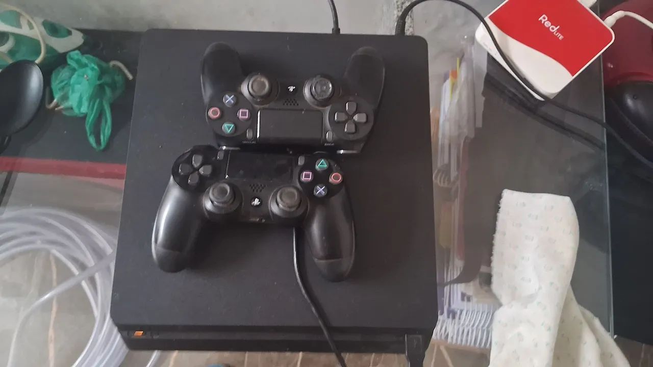 Playstation 4 com dois controles
