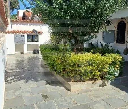Casa com edícula - 4 quartos, sendo 1 suíte