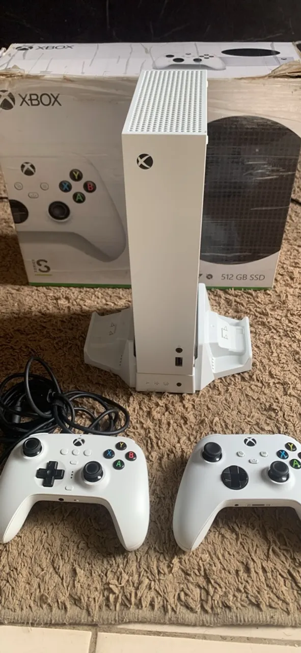 Xbox Series S - com dois controles originais e base de carregamento e com a caixa