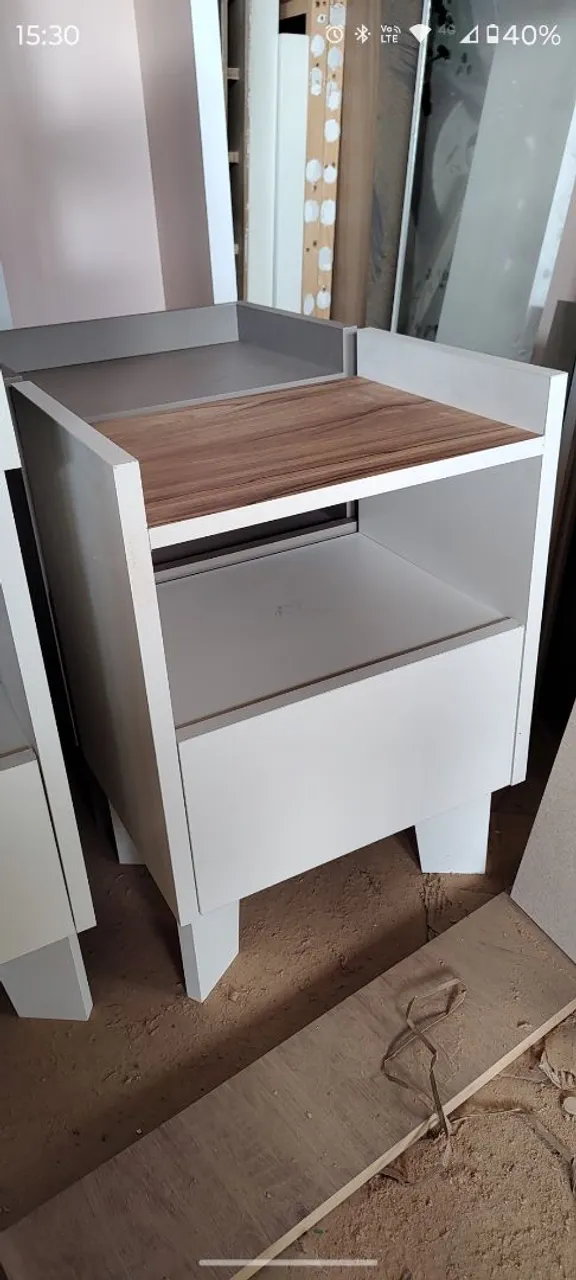Mesa de Cabeceira Moderna com Design Funcional