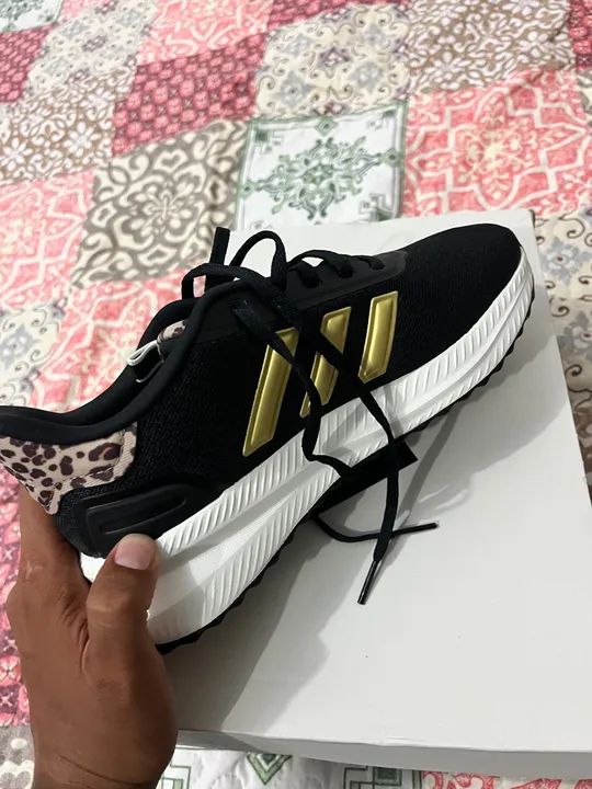 Tênis Adidas Feminino Preto com Detalhes Dourados - Foto 3