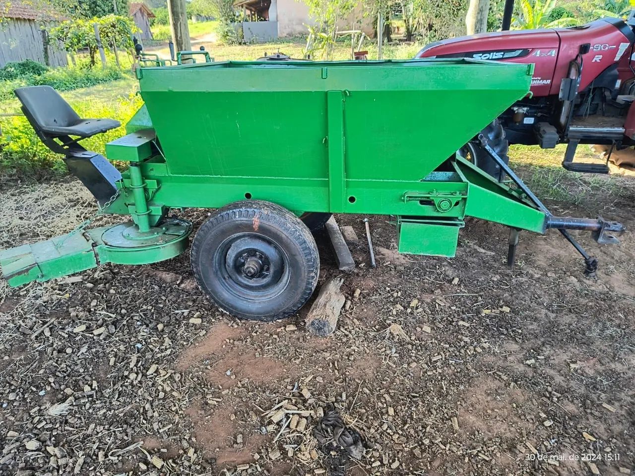 Vendo esparamadeira de adubo, calcário, esterco 