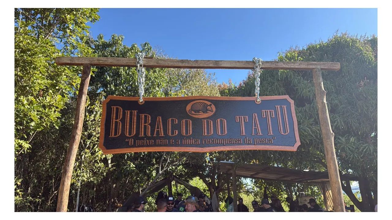 Placa Entalhada em Madeira 