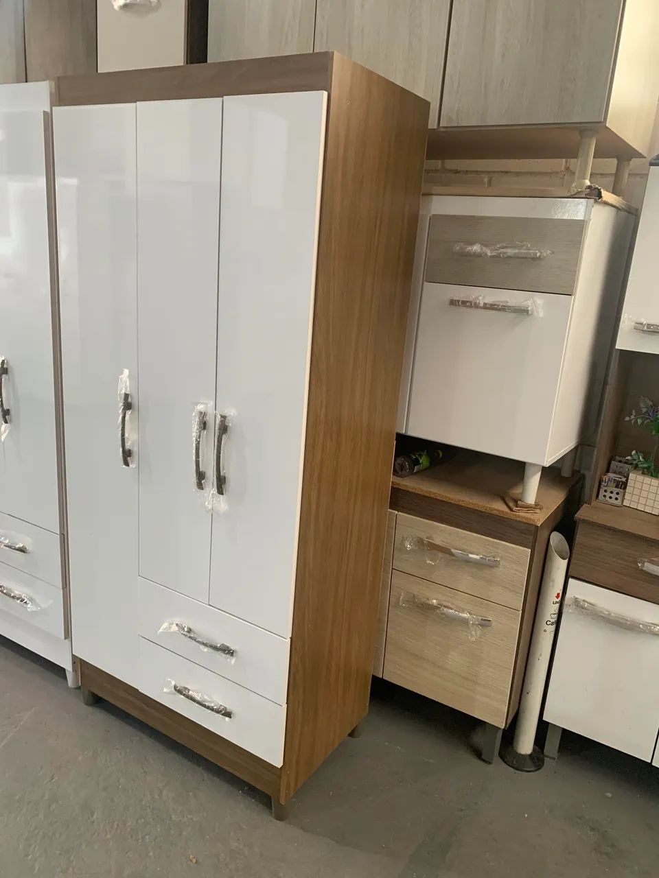 Guarda-Roupa 3 Portas com Gavetas - Branco e Amadeirado - entregamos montado - Foto 2