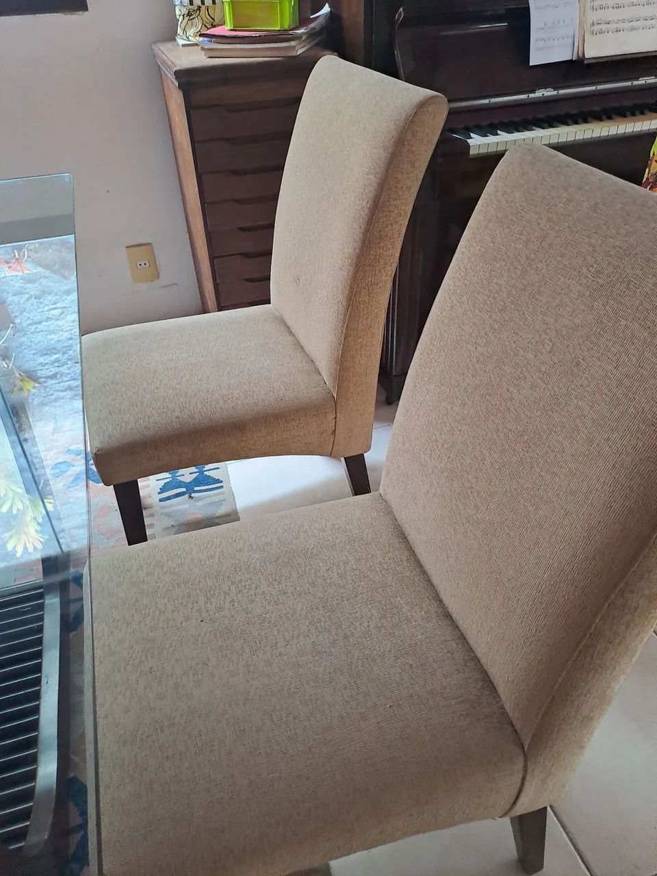 MESA DE JANTAR (6 lugares) com 4 cadeiras  e base de madeira maciça com tampo de vidro.  - Foto 5