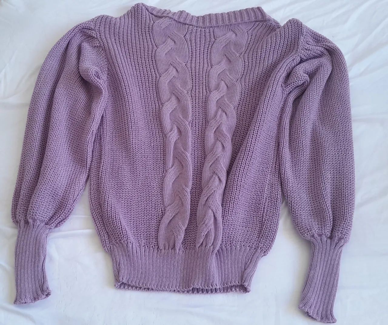 Suéter roxo com detalhes em tranças e mangas. - Foto 2