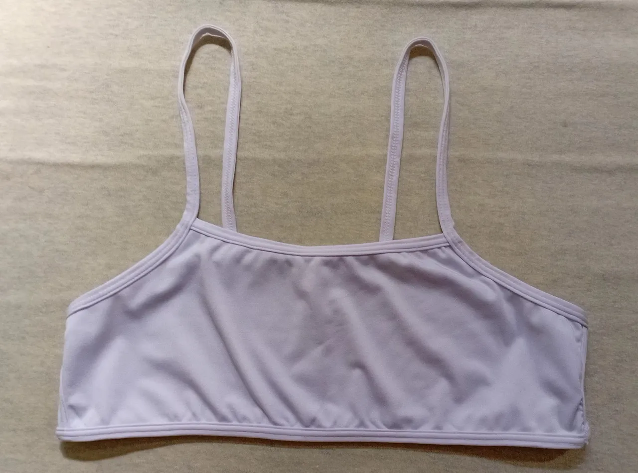 Top branco com alças finas