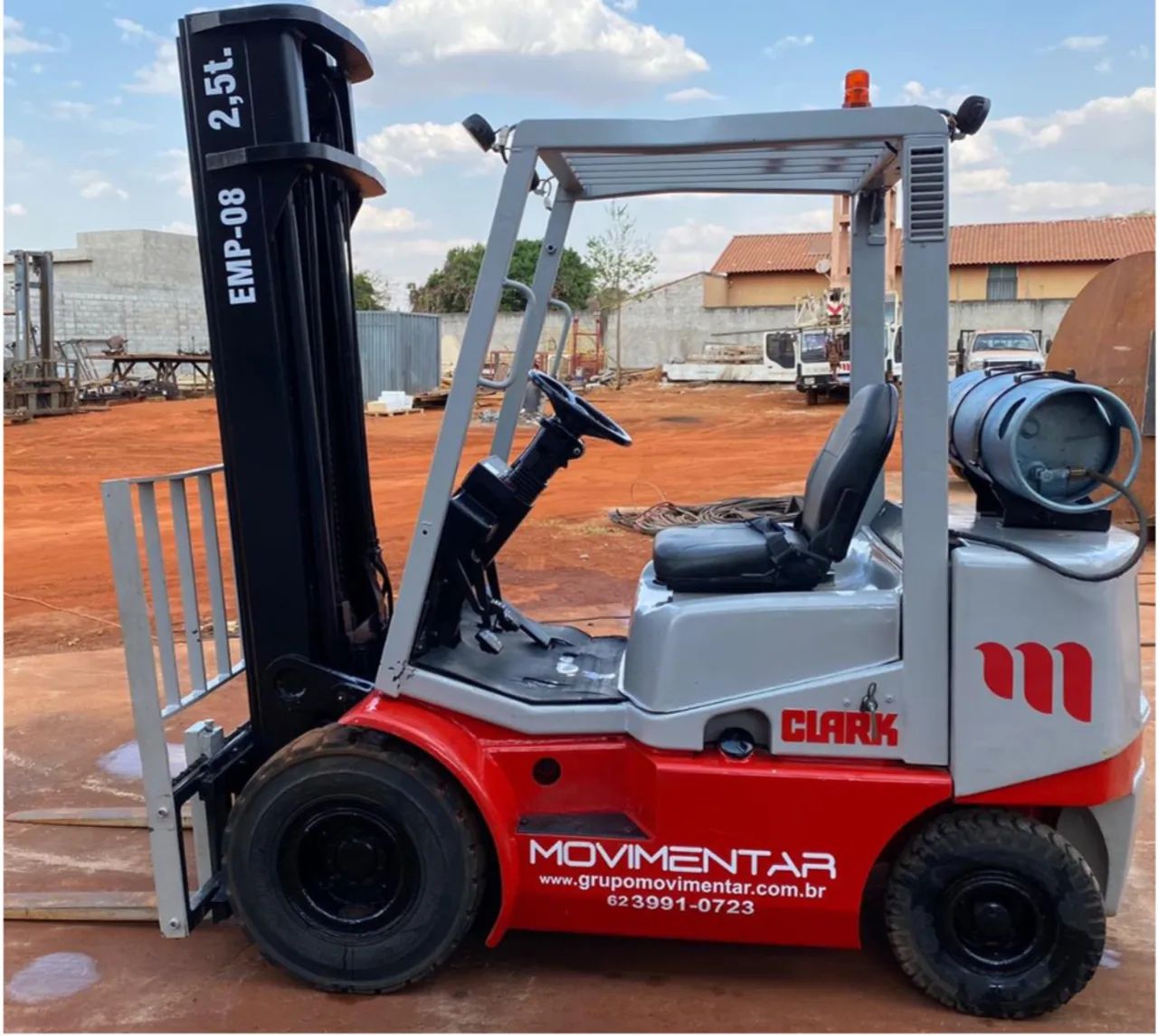 Empilhadeira Clark 2,5t