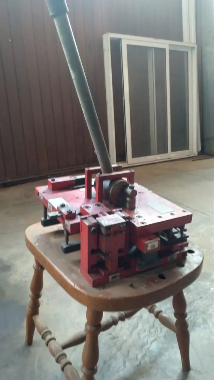 Máquina Industrial para Dobrar Metal - Estampo pra esquadrias de alumínio - Foto 3